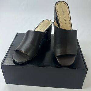 Adrienne VITTADINI- Like new brown slides. Size 8.